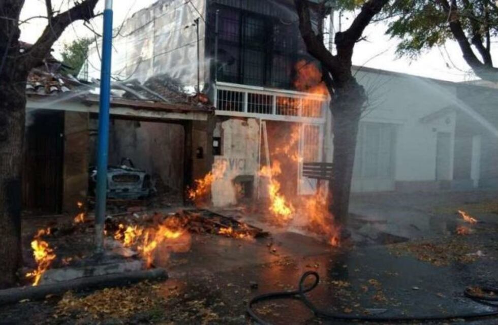 Una explosión de gas provocó el incendio de dos casas en Luján