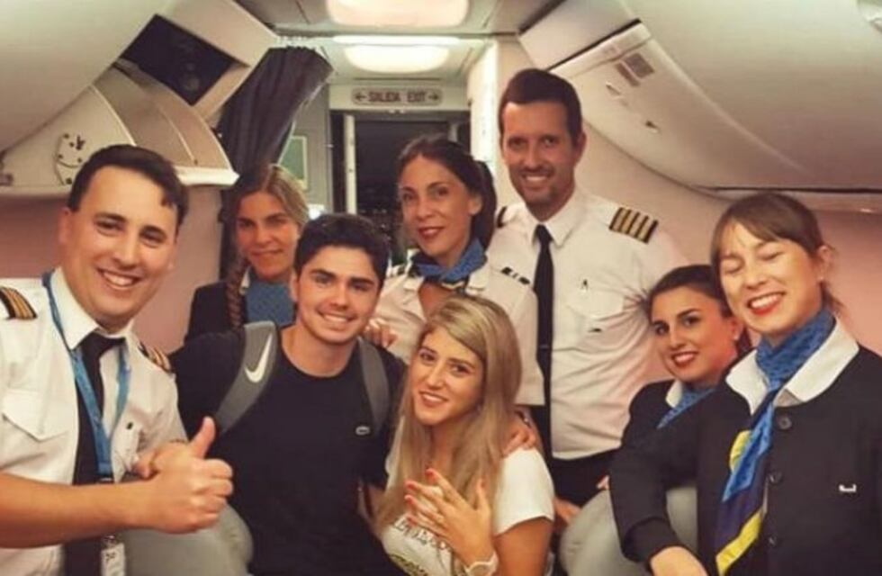 Un tucumano le propuso matrimonio a su novia en pleno vuelo