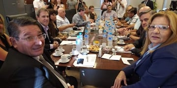 El ministro de Educación, Felipe de los Ríos y la ministra de Hacienda, Marisa López, se reunieron con los gremios\u002E