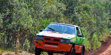 Una postal de cada carrera: aceleración y el contraste de tierra colorada y selva