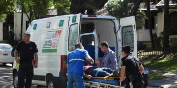 Motociclista casi chocó contra poste de luz por culpa de arrebatador