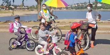 El jardín maternal Caramelitos se reinventó, y con el apoyo de los papás, llevan a los más pequeños a la costanera para  andar en bici y para que practiquen actividades al aire libre\u002E
