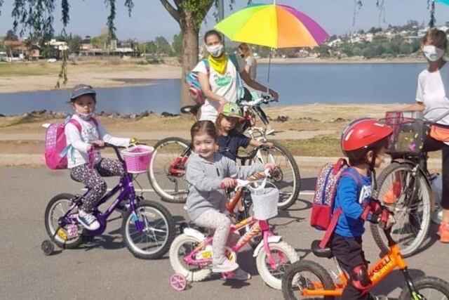 El jardín maternal Caramelitos se reinventó, y con el apoyo de los papás, llevan a los más pequeños a la costanera para  andar en bici y para que practiquen actividades al aire libre\u002E