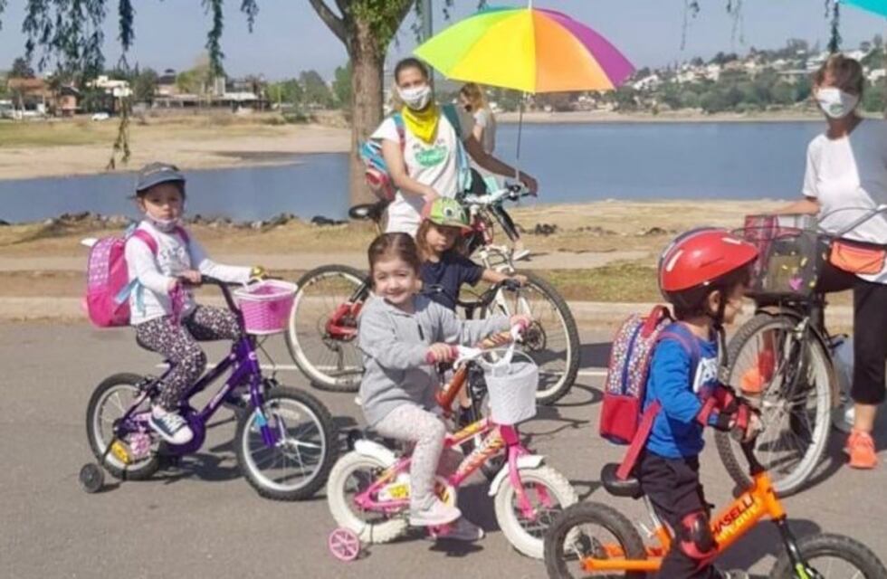 "Los nenes necesitan salir a jugar": un jardín de infantes realiza un taller recreativo en la costanera de Carlos Paz