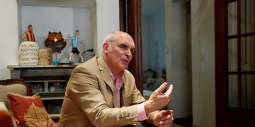 BAS027\u002E BUENOS AIRES (ARGENTINA), 09/05/2018\u002E- El economista José Luis Espert habla durante una entrevista con Efe, hoy, miércoles 9 de mayo de 2018, en Buenos Aires (Argentina)\u002E El presidente argentino, Mauricio Macri, reveló este martes que comenzó a negociar con el Fondo Monetario Internacional para recibir un préstamo, un anuncio que despertó todas las alarmas en un país en el que, según el experto José Luis Espert, esa entidad se asocia al \