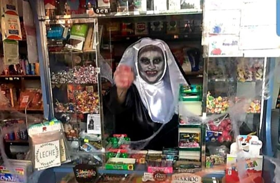 Carlos Paz: los preparativos de una kiosquera que se divierte en Halloween