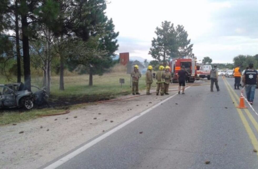 Una persona murió tras un tremendo choque en Villa de Merlo