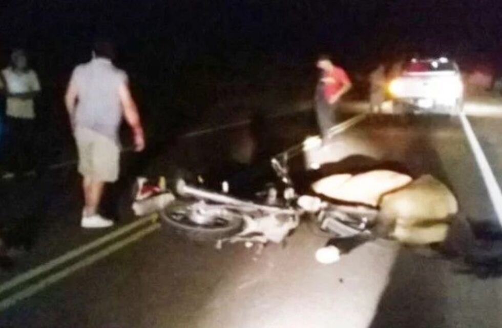 Se salvaron de milagro: dos hombres en una moto chocaron a un caballo en plena ruta