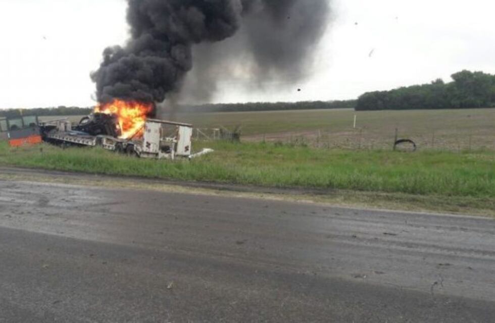 Un camionero impactó contra una máquina vial y se salvó de milagro