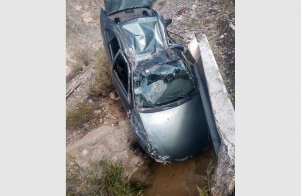 Un matrimonio se salvó de milagro tras caer con su auto al un canal