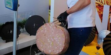 La mortadela más grande del país tiene 42 kilos y fue fabricada por un chacinador de Oncativo\u002E (Facebook)