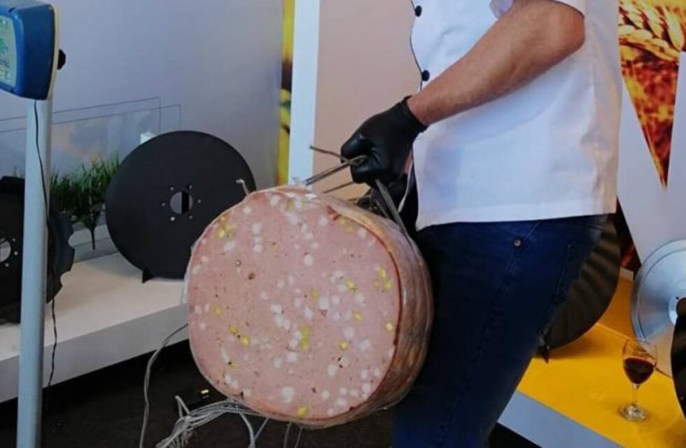 Qué "mortadelón": Un chacinador de Oncativo elaboró una de...¡42 kilos!