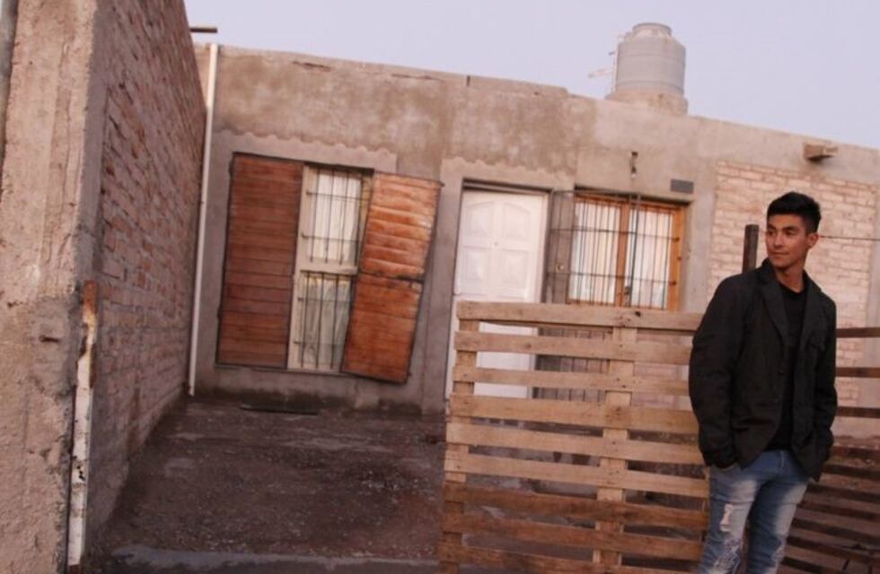 Maniatan a un albañil y le roban hasta una parte del portón de su casa