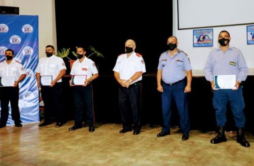 Montecarlo: policías y bomberos recibieron un reconocimiento por salvar la vida de un hombre