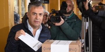 El Gobernador Alfredo Cornejo votó en la escuela Lemos, Godoy Cruz