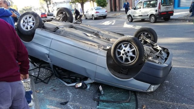El vehu00edculo quedu00f3 tumbado sobre el cantero de la avenida.