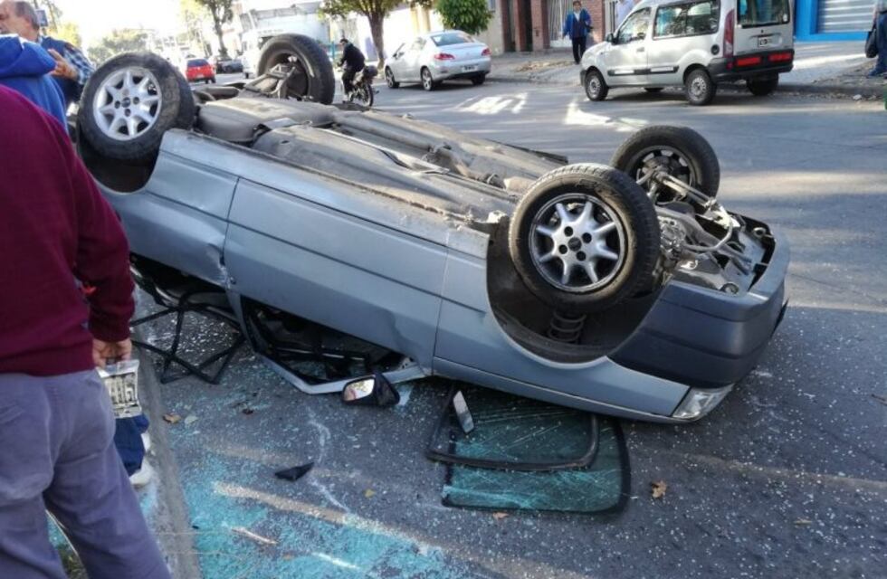 Un auto volcó tras un choque con una camioneta en Corrientes y Uriburu