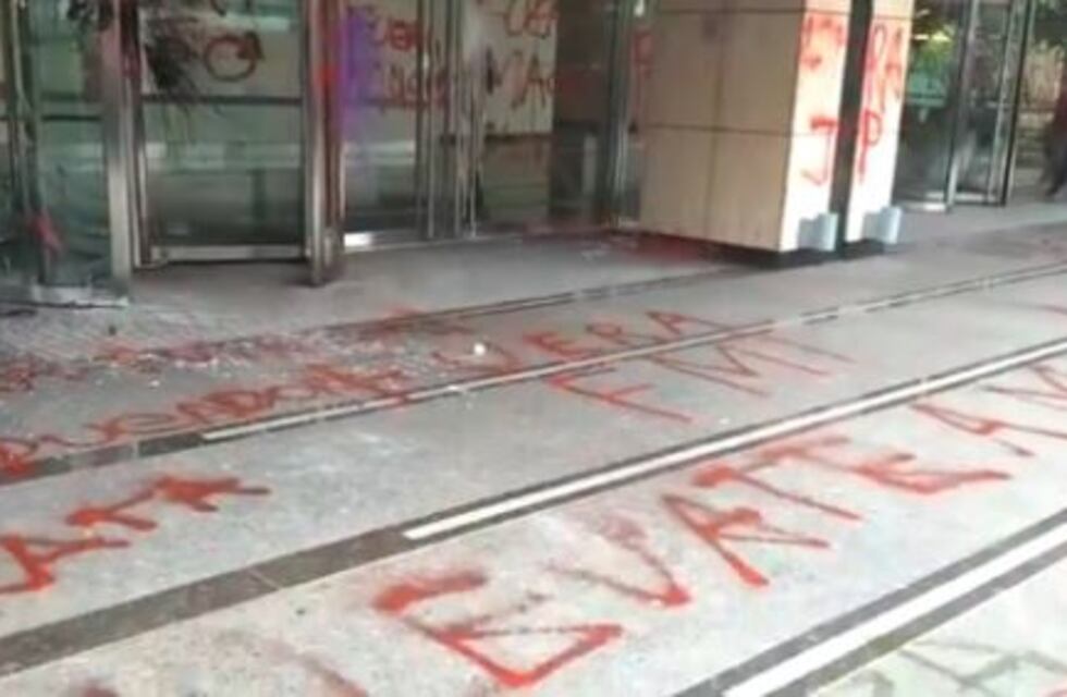 Atacaron con pintadas la sede del JP Morgan en Buenos Aires