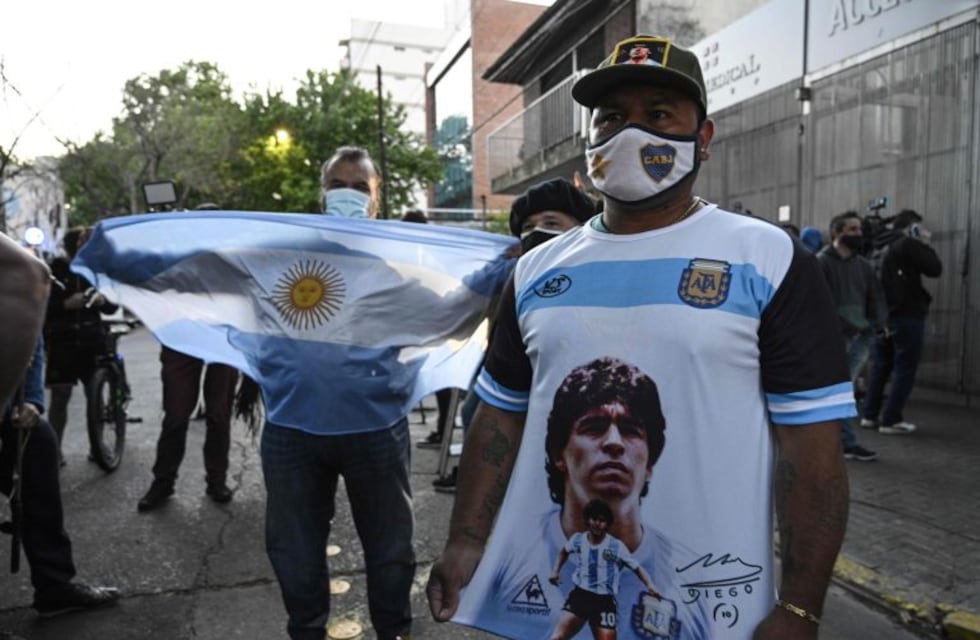 Hinchas de Gimnasia partieron en caravana hasta Olivos para acompañar a Maradona