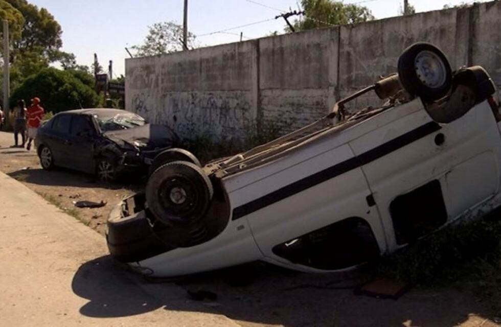Choque y vuelco en el ingreso a Ing.White