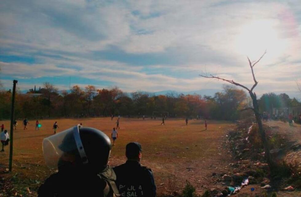 Brutal ataque a policías que intentaron parar un partido de fútbol