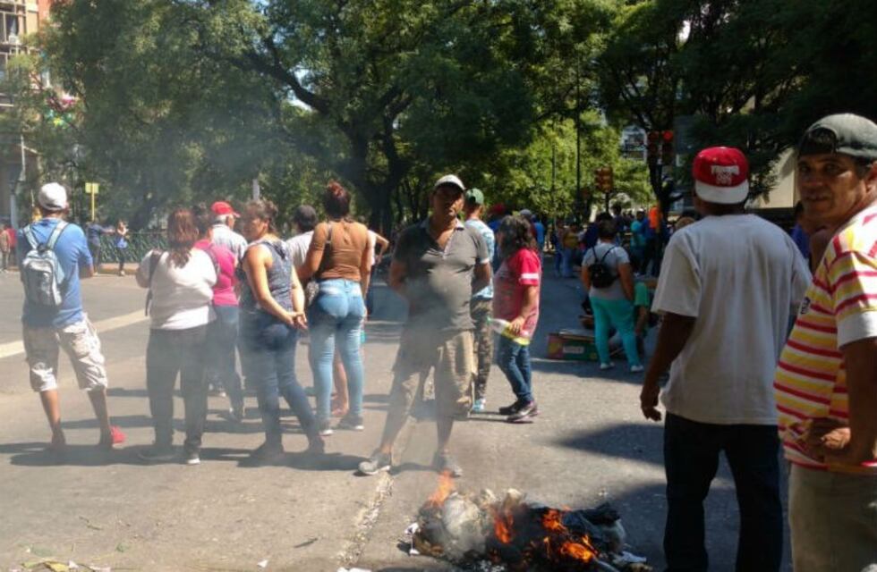 Por falta de pago del municipio, protestan servidores urbanos