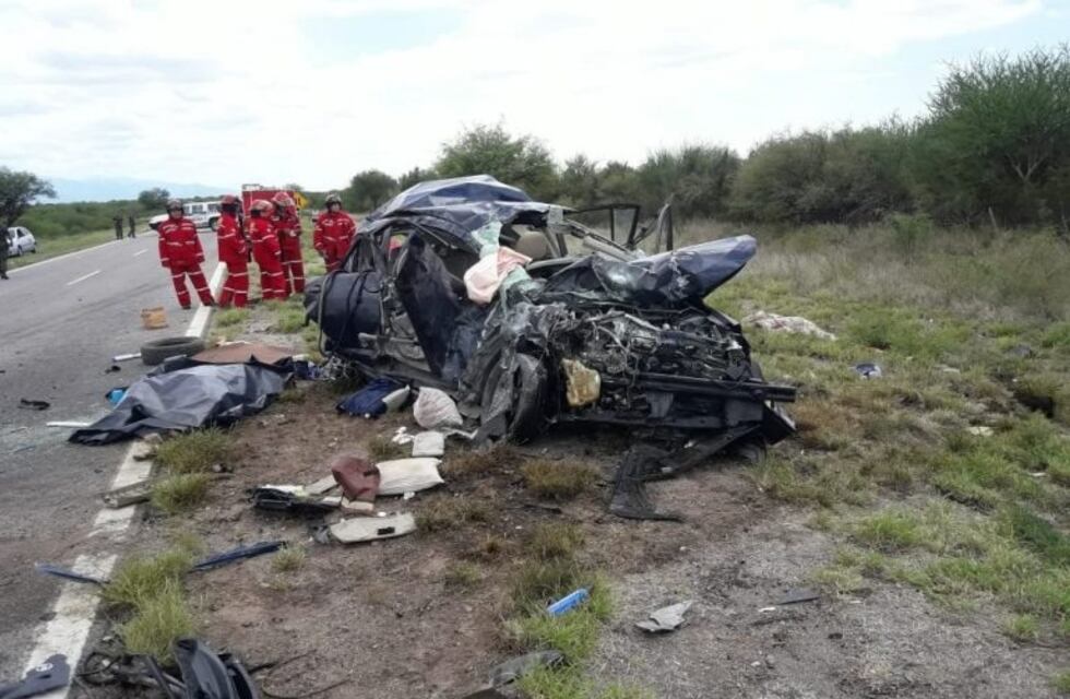 Un choque frontal dejó tres muertos y cuatro heridos graves