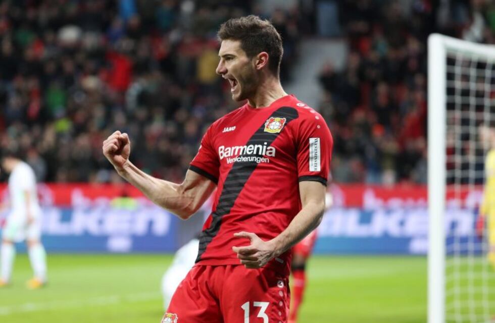 Lucas Alario convirtió un tanto en la victoria del Bayer Leverkusen