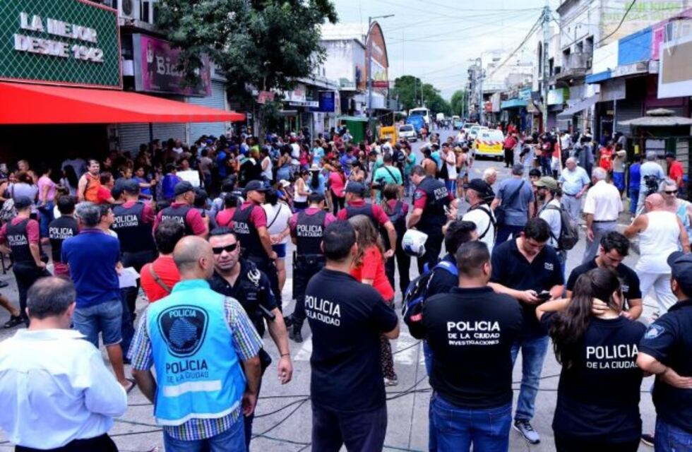 Un grupo de los manteros desalojados de Liniers cortaron la avenida Rivadavia