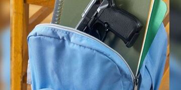Llevó al aula la pistola 9 mm de su padre