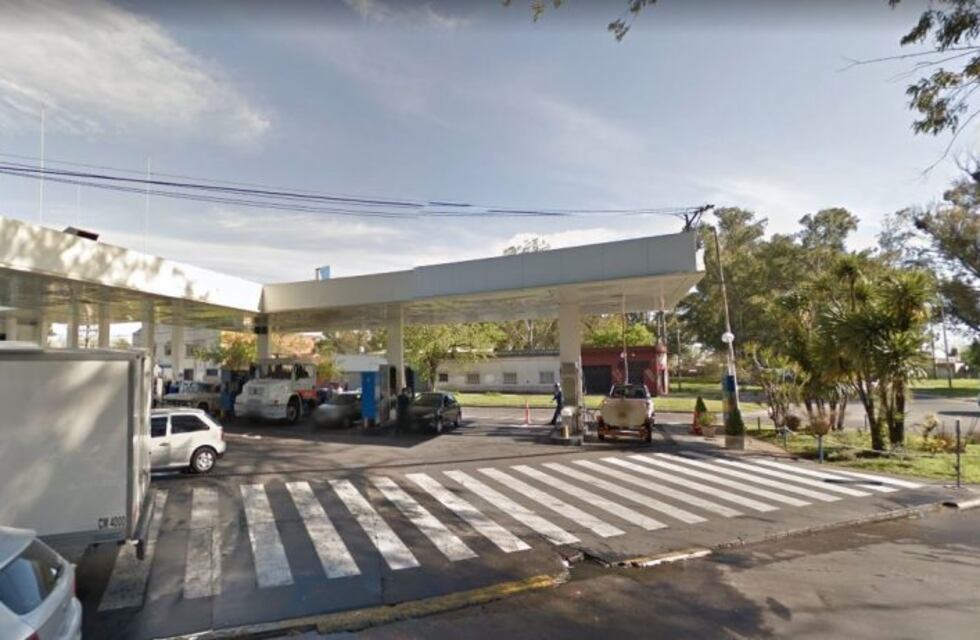 Escracharon a un taxista haciendo pis mientras cargaba nafta en La Plata