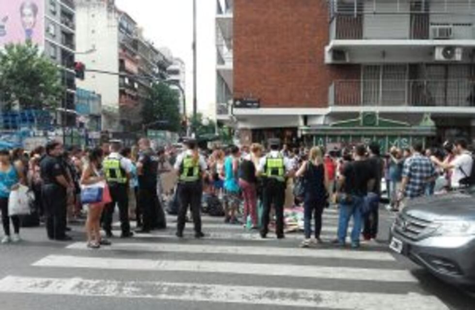Los manteros se retiran de Nazca y Avellaneda, pero aseguran que seguirán trabajando en la vereda de la avenida