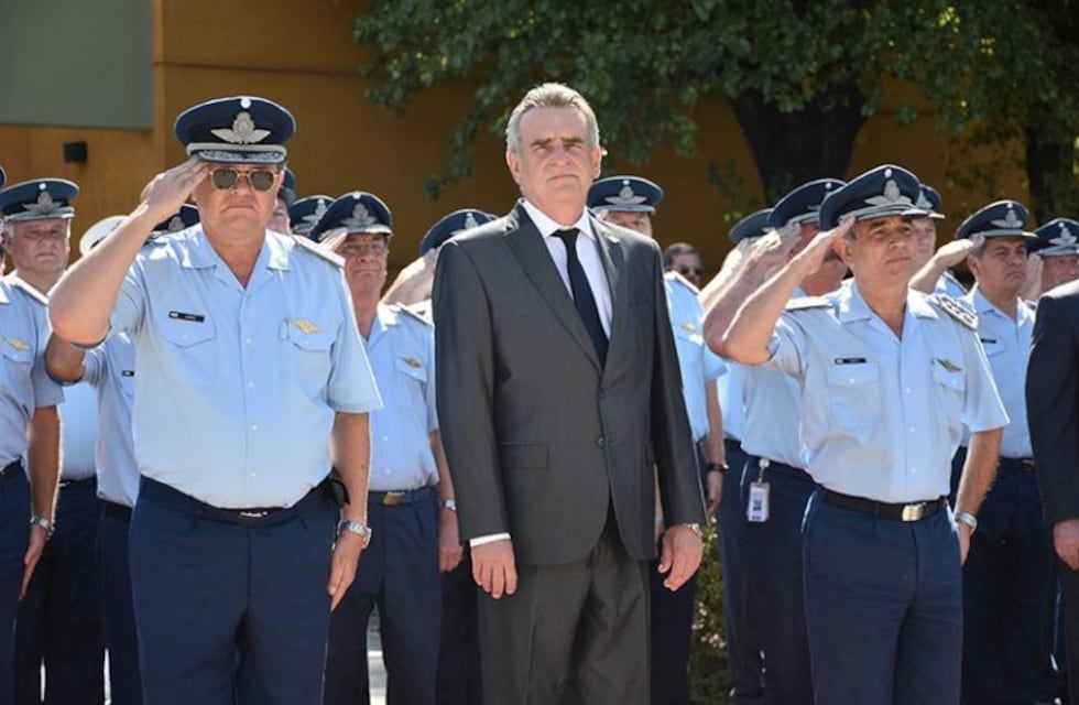 Rossi: "Este 2 de abril encuentra a FFAA cuidando la salud del pueblo, y eso también es soberanía"