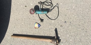 Alta Gracia: con un pico punta y una amoladora se estaban robando los rieles de la vía férrea