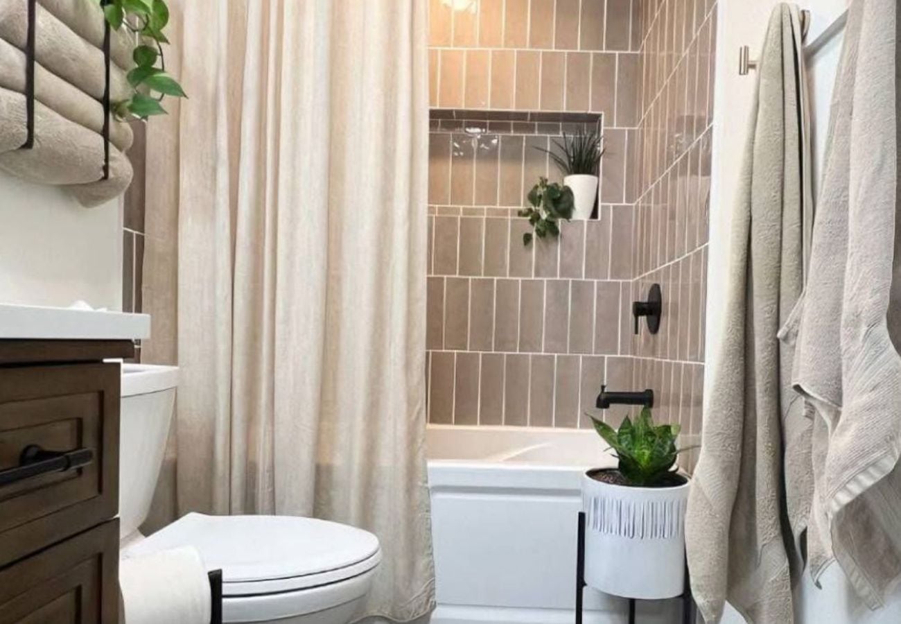 Aplicar vinagre blanco de forma regular elimina manchas, sarro y olores sin recurrir a productos químicos agresivos.