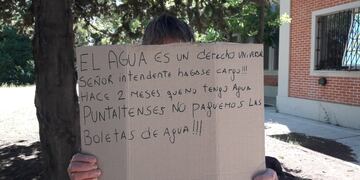 Reclamo por falta de agua frente a ABSA