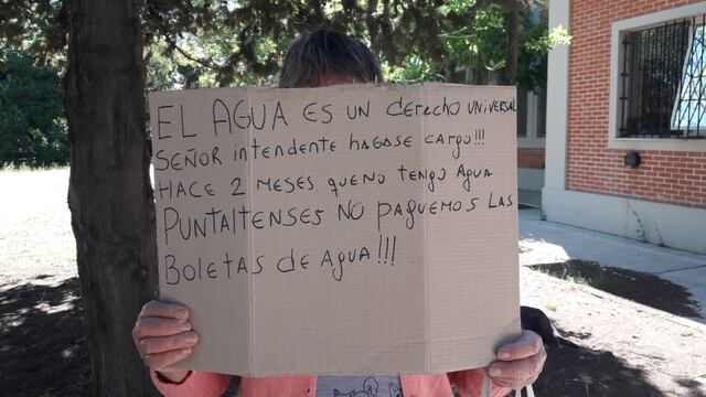 Reclamo por falta de agua frente a ABSA