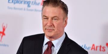 Alec Baldwin entregó su teléfono celular a la policía.