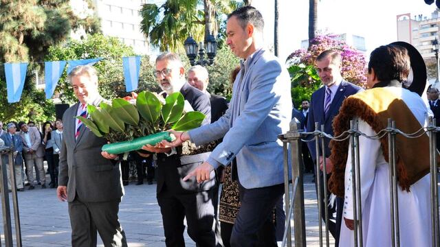 El secretario de Gobierno municipal, Gastón Millón (izq.), y el intendente Raúl Jorge, junto a demás miembros del gabinete municipal, rindieron homenaje al general Manuel Belgrano en la recordación de la Revolución de Mayo.