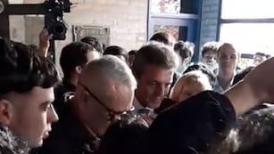 Escracharon al precandidato a presidente en su paso por la capital.