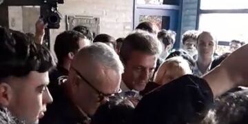 Escracharon al precandidato a presidente en su paso por la capital.