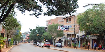 Se realizan trabajos de demarcación de sendas amarillas y sendas peatonales en la avenida San Martín, desde el km 1 al km 11.