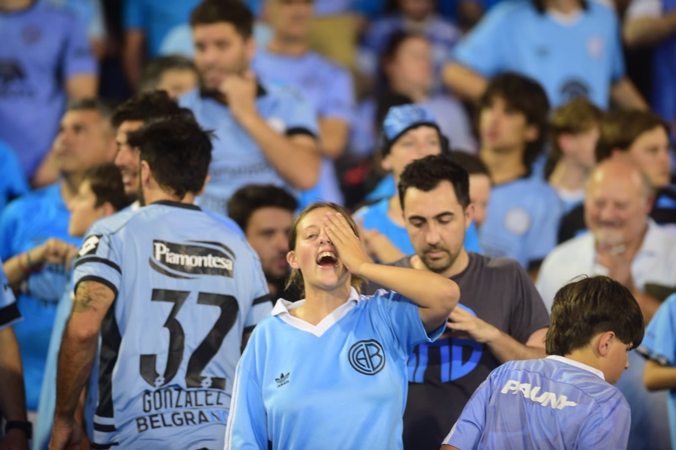 Los hinchas de Belgrano en la cancha de Rosario Central. (José Gabriel Hernández / La Voz).