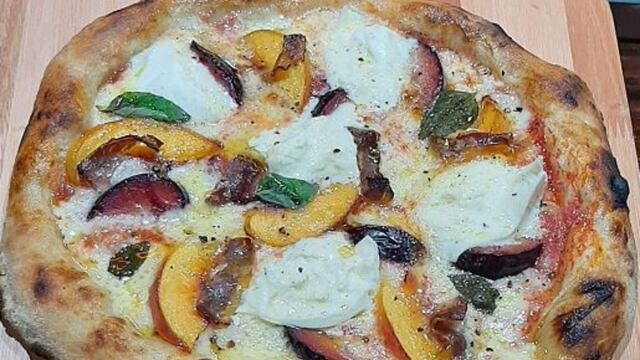 Pizza de larga fermentación con ciruela, durazno y palta para enamorar en San Valentín