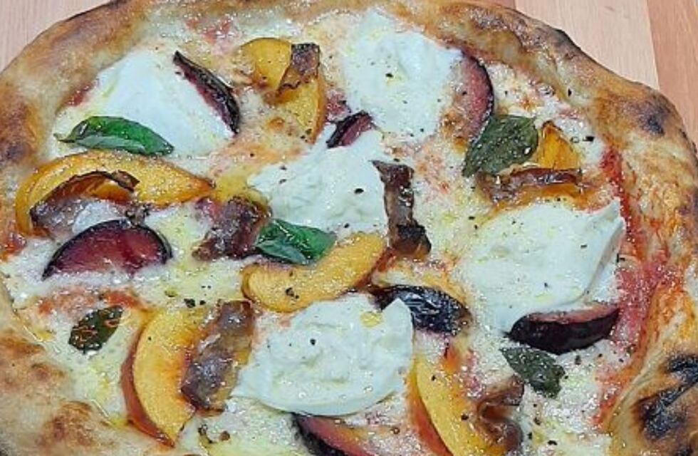 Pizza de larga fermentación con ciruela, durazno y palta para enamorar en San Valentín