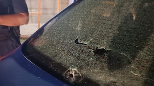 Un móvil policial de Córdoba llegó la lugar y también sufrió daños materiales. (Ilustrativa)