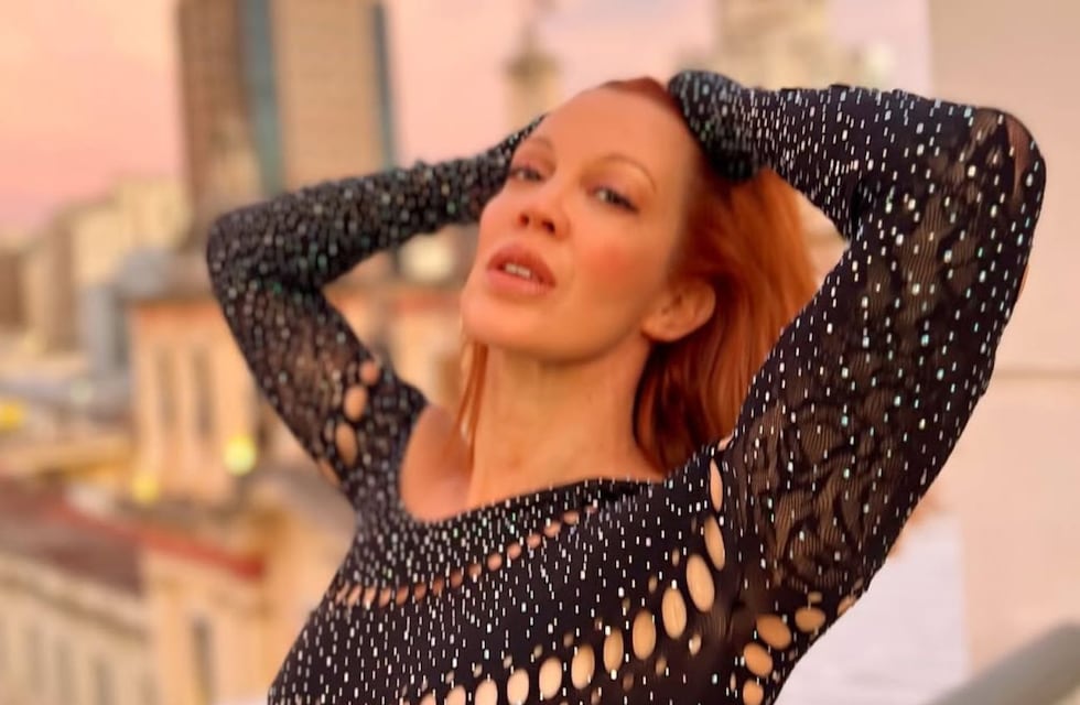 Miriam Lanzoni eligió el vestido de látex más diminuto y jugó al límite de la censura con un escote pronunciado