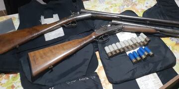 Dos escopetas, varios cartuchos y chalecos antibalas son algunos de los elementos que la Policía secuestró en dos allanamiento donde detuvieron a un par de delincuentes. Gentileza Ministerio de Seguridad