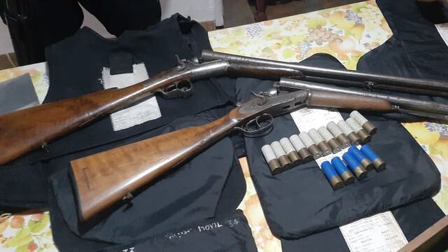Dos escopetas, varios cartuchos y chalecos antibalas son algunos de los elementos que la Policía secuestró en dos allanamiento donde detuvieron a un par de delincuentes. Gentileza Ministerio de Seguridad