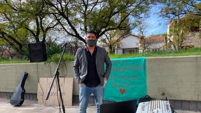 El Club de Leones de San Rafael convocó a César Moyano para dar la serenata frente al hospital.
